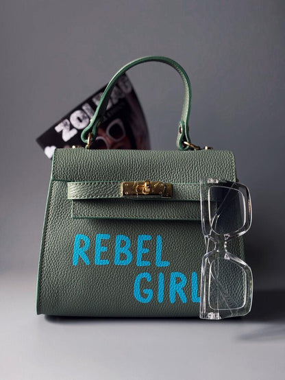 Pistáciová kožená kabelka Zoi Bag s výrazným modrým  nápisem "Rebel Girl"