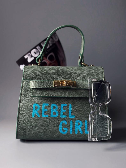 Pistáciová kožená kabelka Zoi Bag s výrazným modrým  nápisem "Rebel Girl"