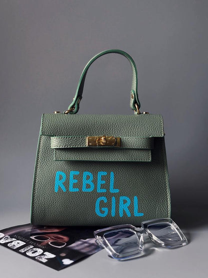 Pistáciová kabelka Zoi Bag z pravé kůže s nápisem "Rebel Girl"