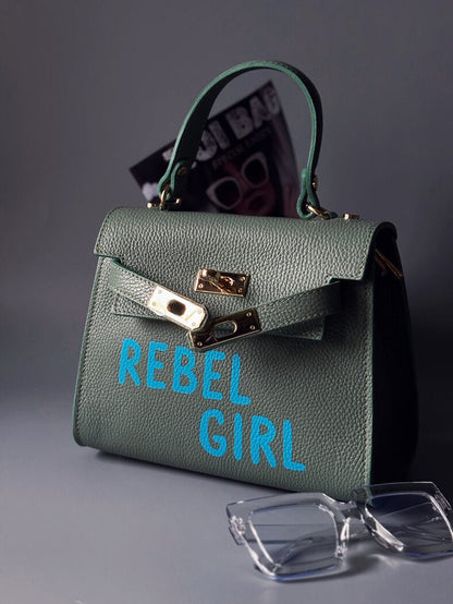 Pistáciová kožená kabelka Zoi Bag s originálním nápisem "Rebel Girl" z boku