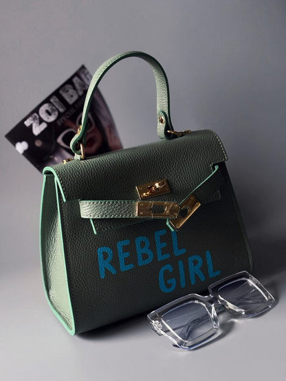 Pistáciová kožená kabelka Zoi Bag s modrým nápisem "Rebel Girl" z  boku