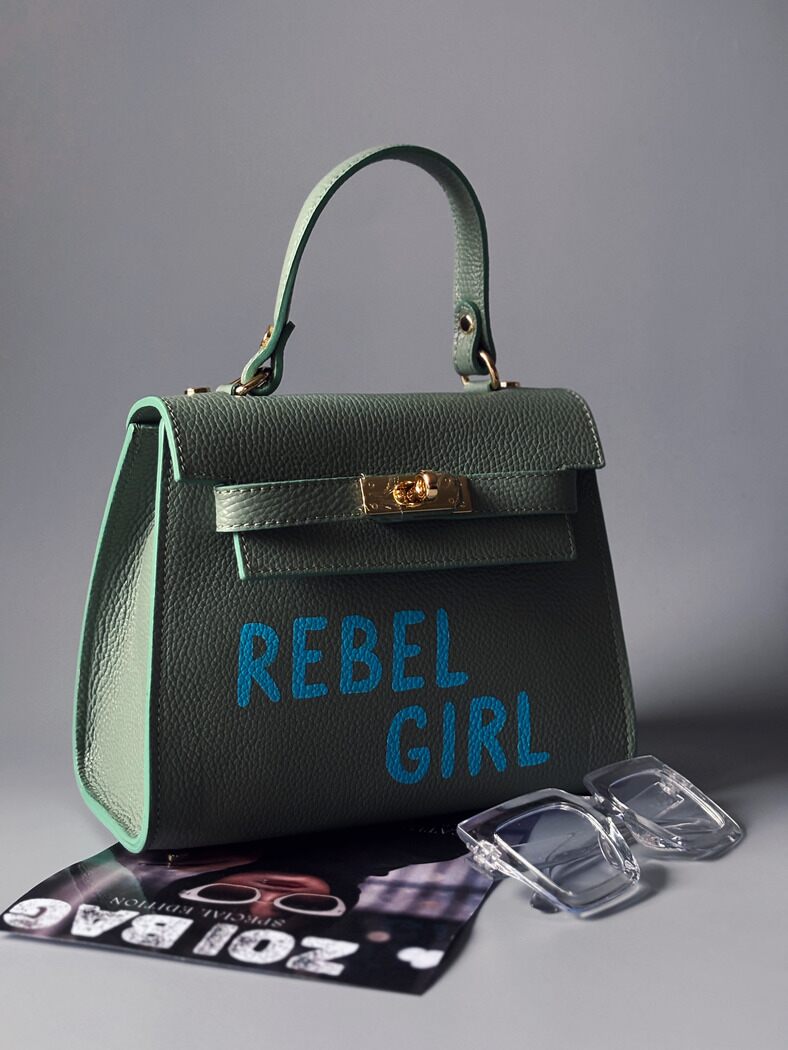 Pistáciová kabelka Zoi Bag z pravé italské kůže s nápisem "Rebel Girl" z boku