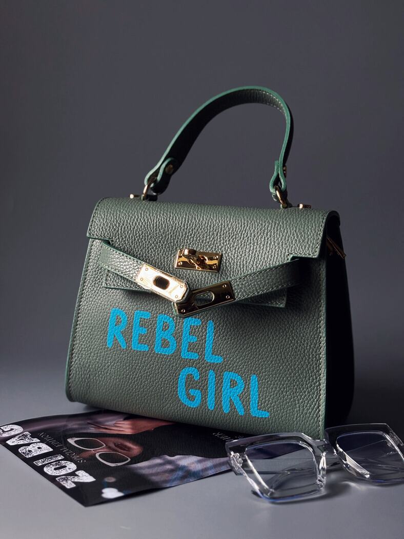 Pistáciová originální kabelka Zoi Bag s nápisem "Rebel Girl"