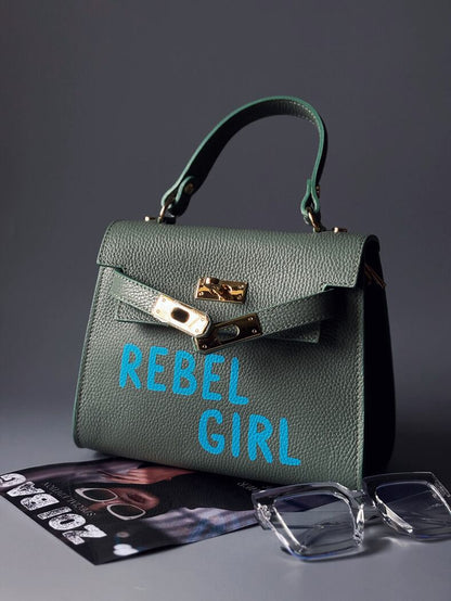 Pistáciová originální kabelka Zoi Bag s nápisem "Rebel Girl"