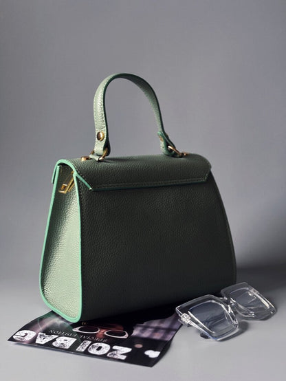 Pistáciová kožená art kabelka Zoi Bag s nápisem "Rebel Girl" zezadu