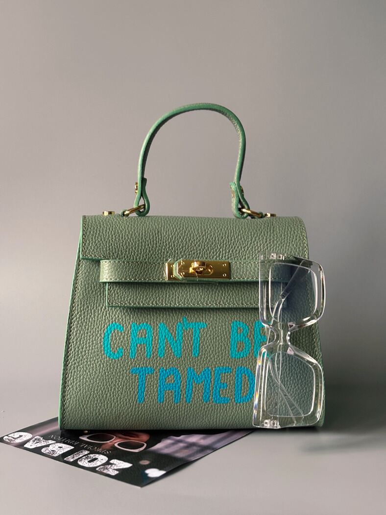 Pistáciová kožená crossbody Zoi Bag s ručně psaným nápisem "Can't be tamed"