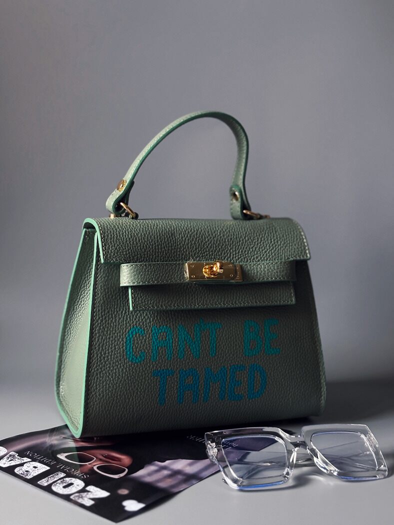 Pistáciová kabelka Zoi Bag z pravé italské kůže s nápisem "Can't be tamed"