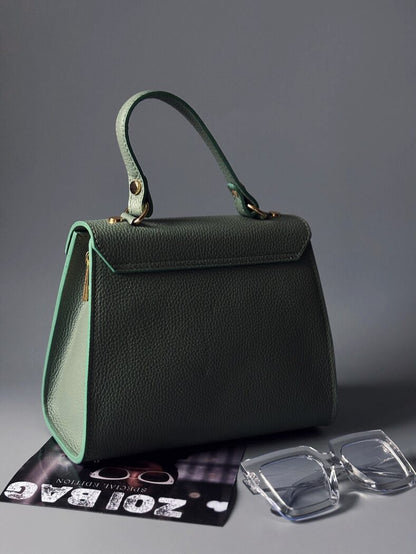 Art kožená kabelka Zoi Bag v pistáciové barvě s nápisem "Can't be tamed" zezadu