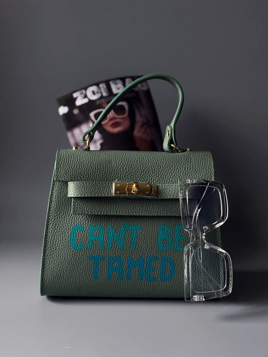 Pistáciová art kabelka Zoi Bag z pravé italské kůže s nápisem "Can't be tamed"