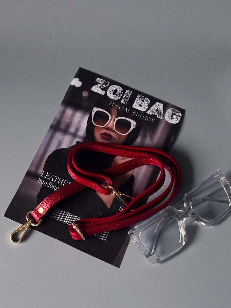 Popruh k červené kožené kabelce Zoi Bag se zlatým nápisem "WTF"