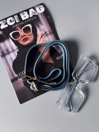 Popruh k modré kožené kabelce Zoi Bag s nápisem "Mini Cute"