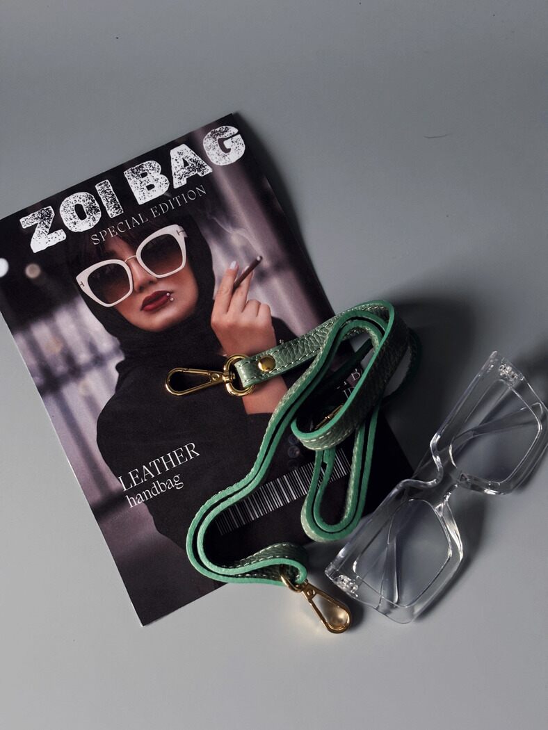 Popruh k pistáciové kožené kabelce Zoi Bag s nápisem "Can't be tamed"