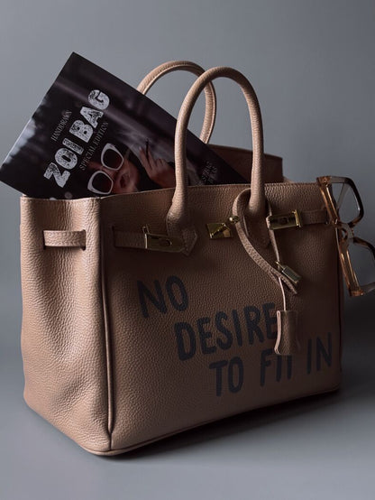 Art béžovo-růžová kožená kabelka Zoi Bag s nápisem "No desire to fit in"