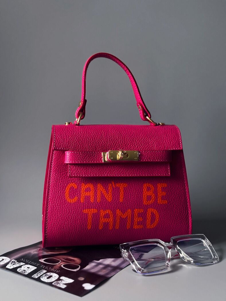 Růžová kabelka Zoi Bag vyrobená z pravé kůže s nápisem "Can't be tamed"