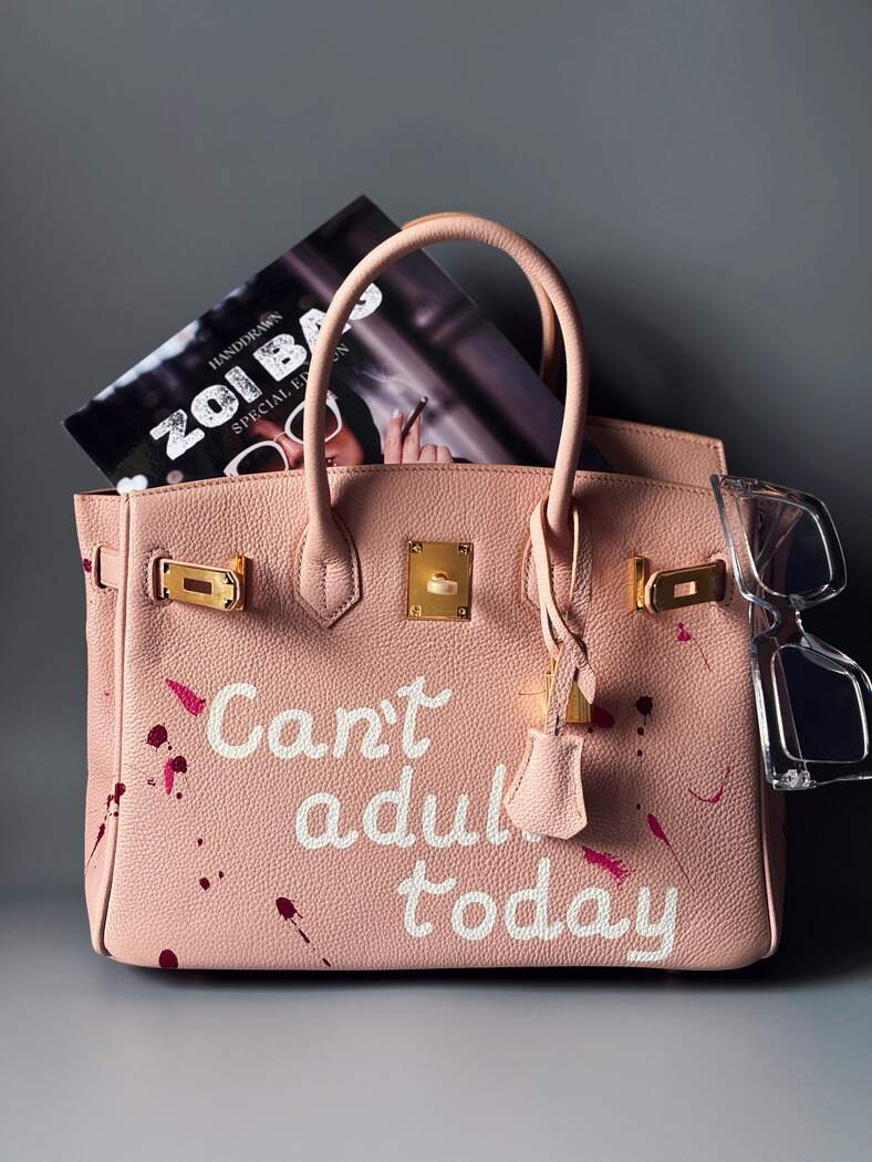 Art růžová kožená kabelka Zoi Bag s nápisem "Can't adult today"