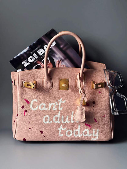 Art růžová kožená kabelka Zoi Bag s nápisem "Can't adult today"