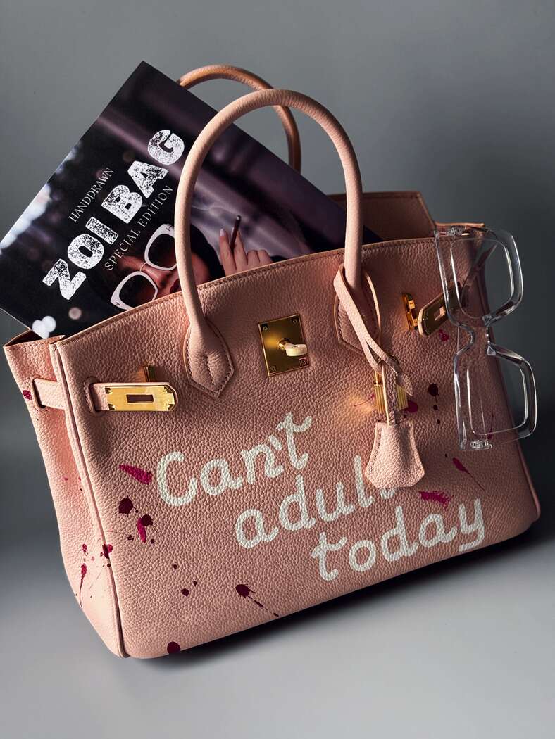 Designová růžová kožená kabelka Zoi Bag s nápisem "Can't adult today"