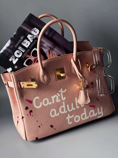 Designová růžová kožená kabelka Zoi Bag s nápisem "Can't adult today"