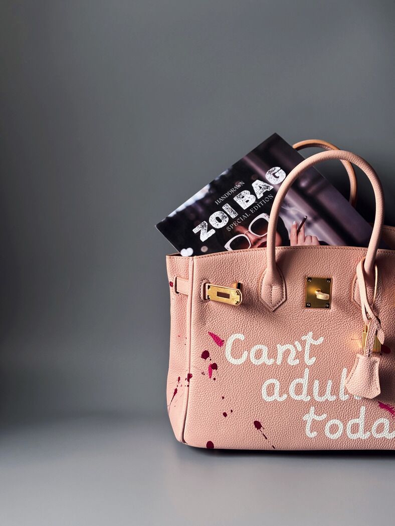 Kožená kabelka Zoi Bag v růžové barvě s nápisem "Can't adult today" detail
