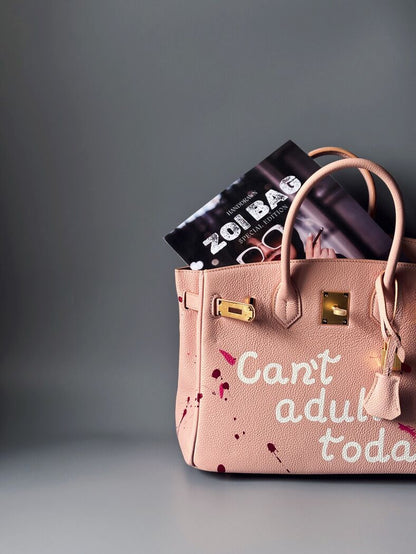 Kožená kabelka Zoi Bag v růžové barvě s nápisem "Can't adult today" detail