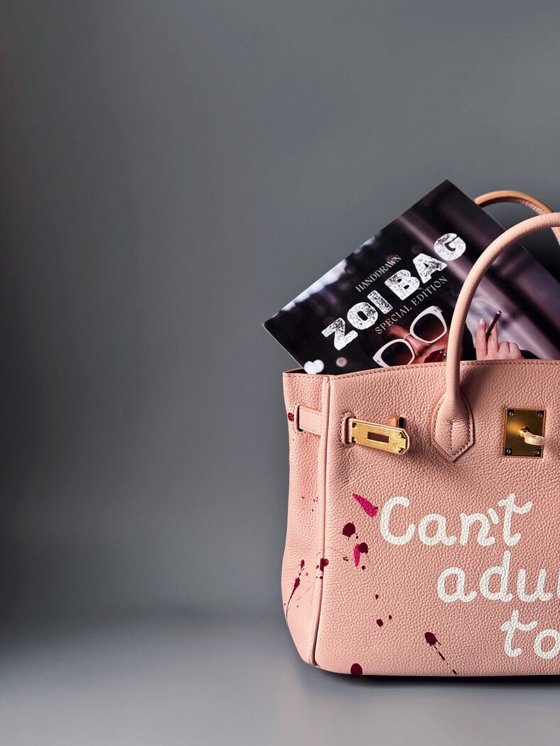 Růžová designová kabelka Zoi Bag z kůže s nápisem "Can't adult today" detail