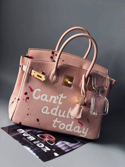 Růžová originální kabelka Zoi Bag z kůže s nápisem "Can't adult today"