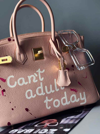Růžová kožená kabelka Zoi Bag s nápisem "Can't adult today" detail