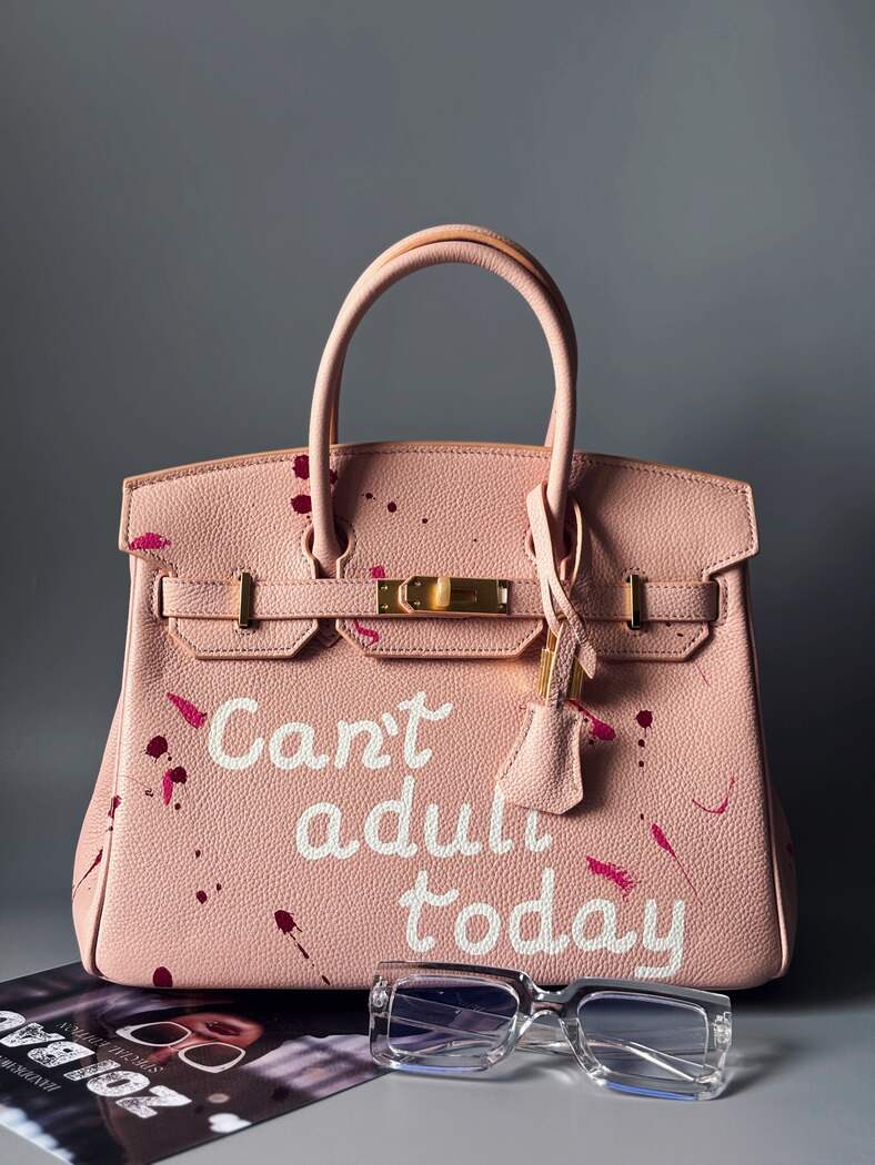 Růžová art kabelka Zoi Bag z kůže s nápisem "Can't adult today"