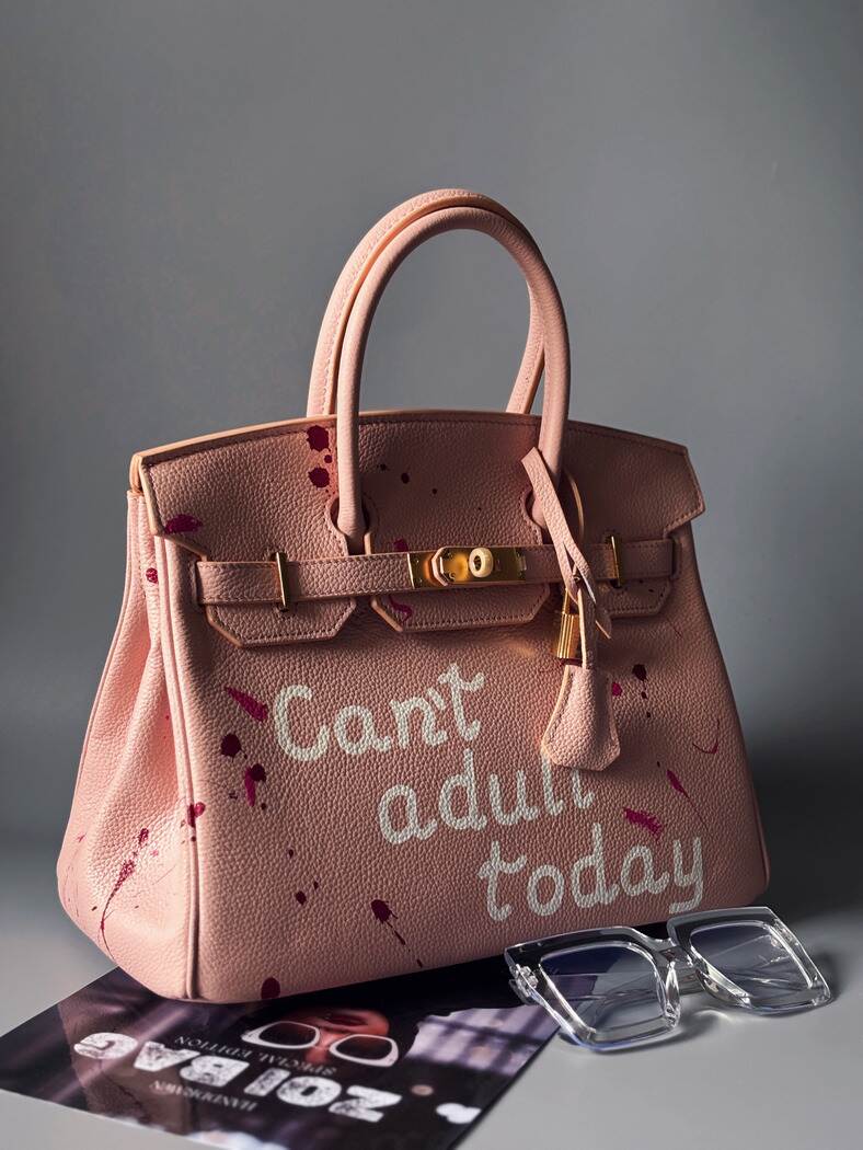 Růžová designová kabelka Zoi Bag z kůže s nápisem "Can't adult today"