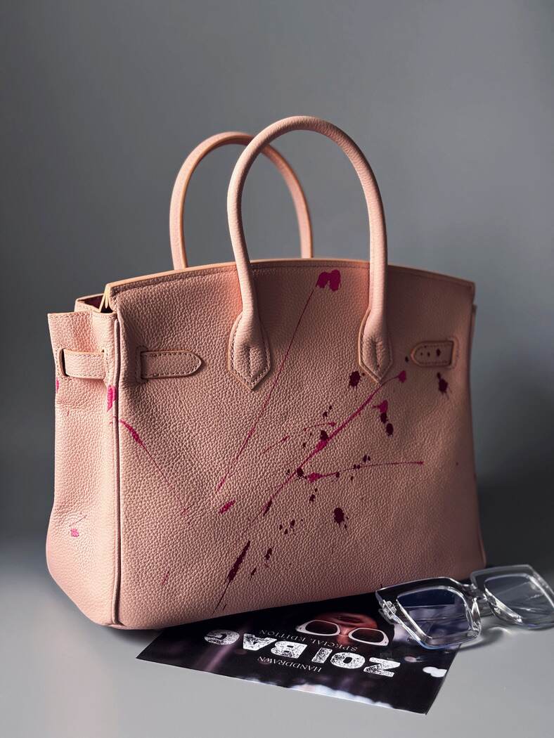 Art růžová kožená kabelka Zoi Bag s nápisem "Can't adult today" zezadu