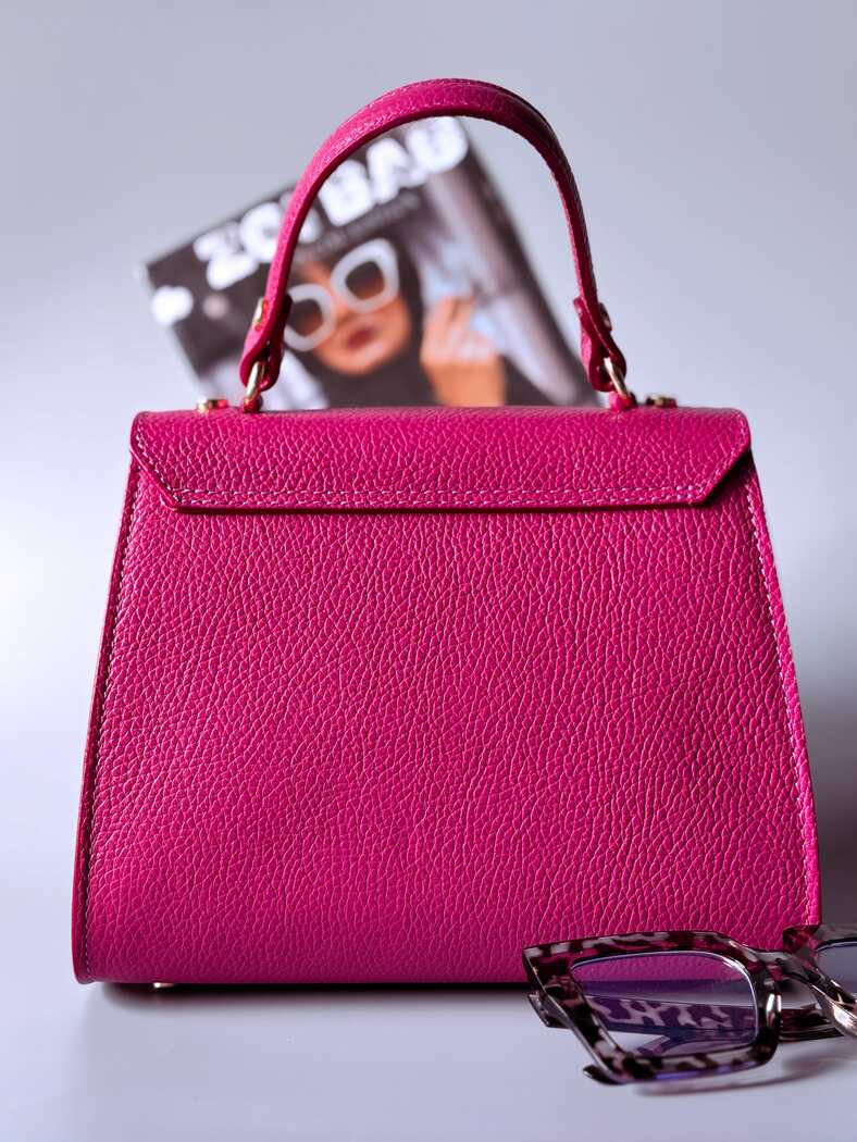 Designová růžová kožená kabelka Zoi Bag s ručně psaným nápisem a s cákanci barvou. Zapínání pomocí otočného zlatého zámku. Zezadu.