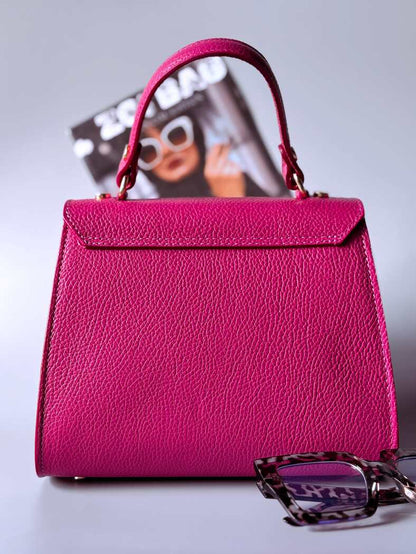 Designová růžová kožená kabelka Zoi Bag s ručně psaným nápisem a s cákanci barvou. Zapínání pomocí otočného zlatého zámku. Zezadu.