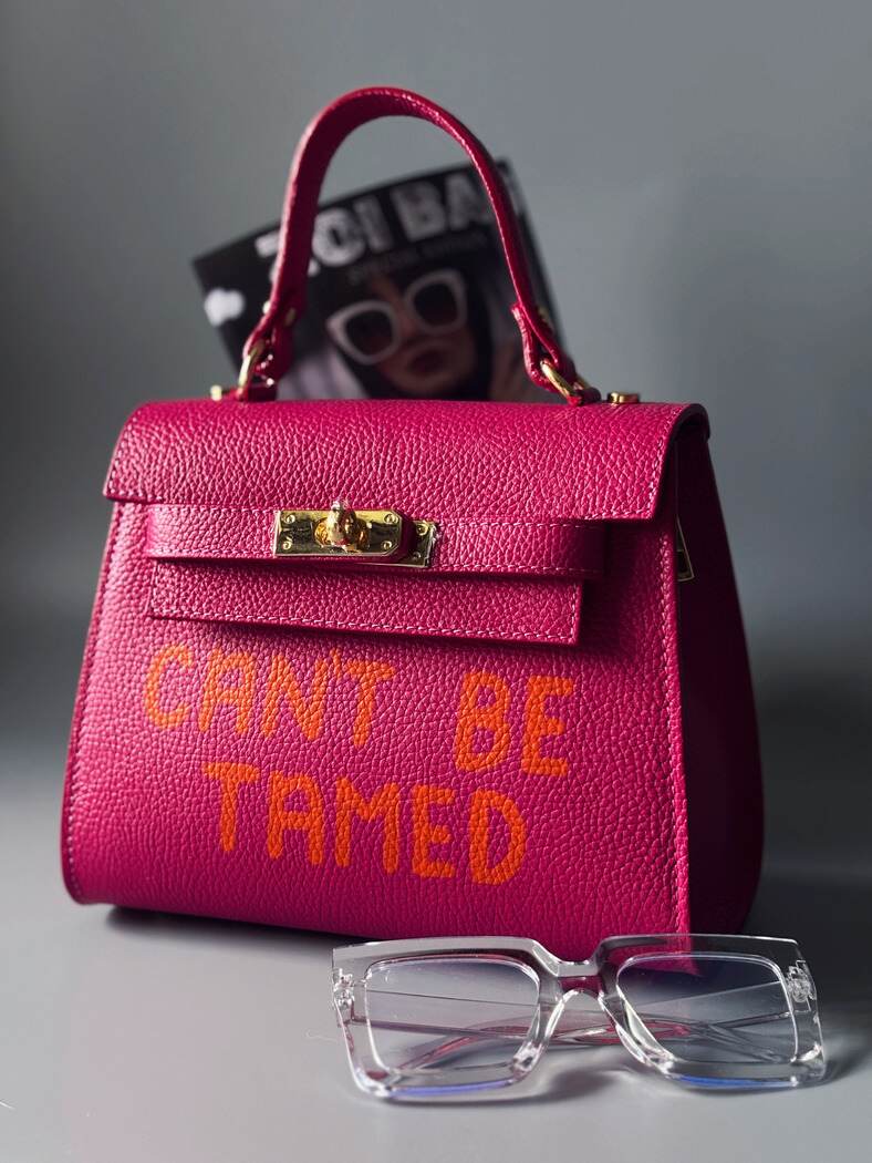 Růžová kožená kabelka Zoi Bag s originálním nápisem "Can't be tamed"