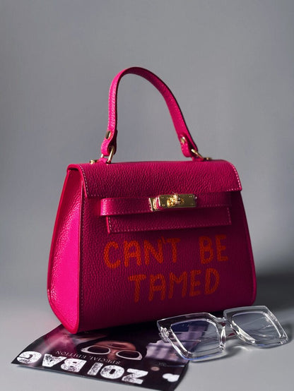Designová růžová kožená kabelka Zoi Bag s nápisem "Can't be tamed"