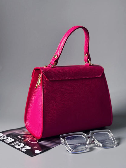 Růžová kožená kabelka Zoi Bag s nápisem "Can't be tamed" zezadu