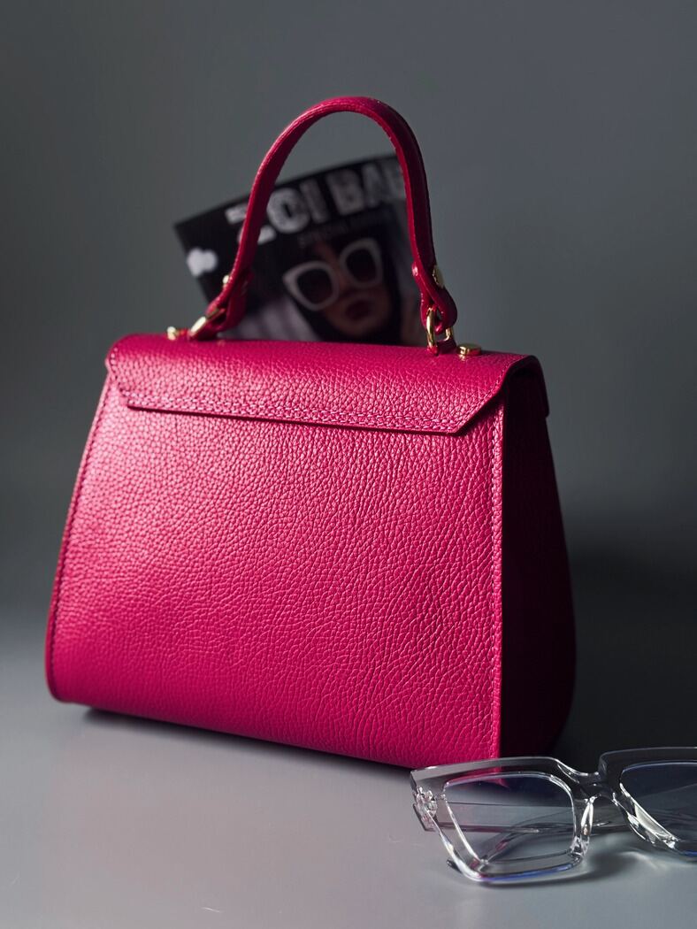 Růžová kožená kabelka Zoi Bag s nápisem "Can't be tamed" zezadu