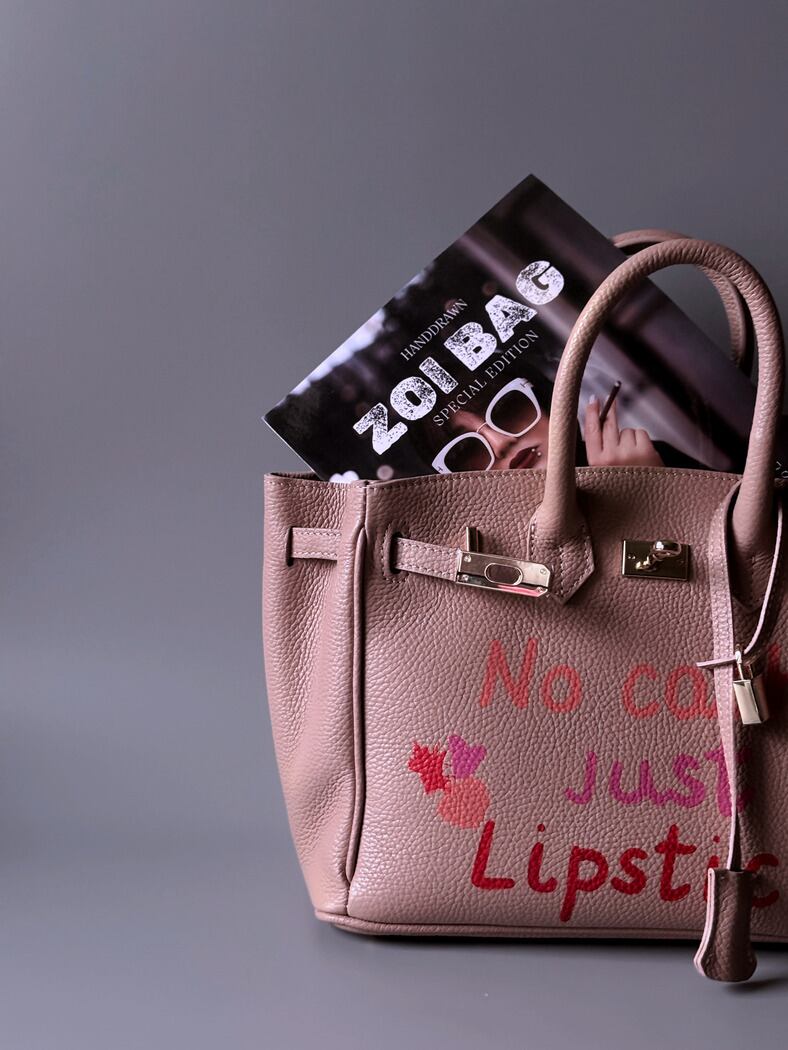 Růžová art designová kožená kabelka Zoi Bag s ručně psaným nápisem a cákanci barvou. 