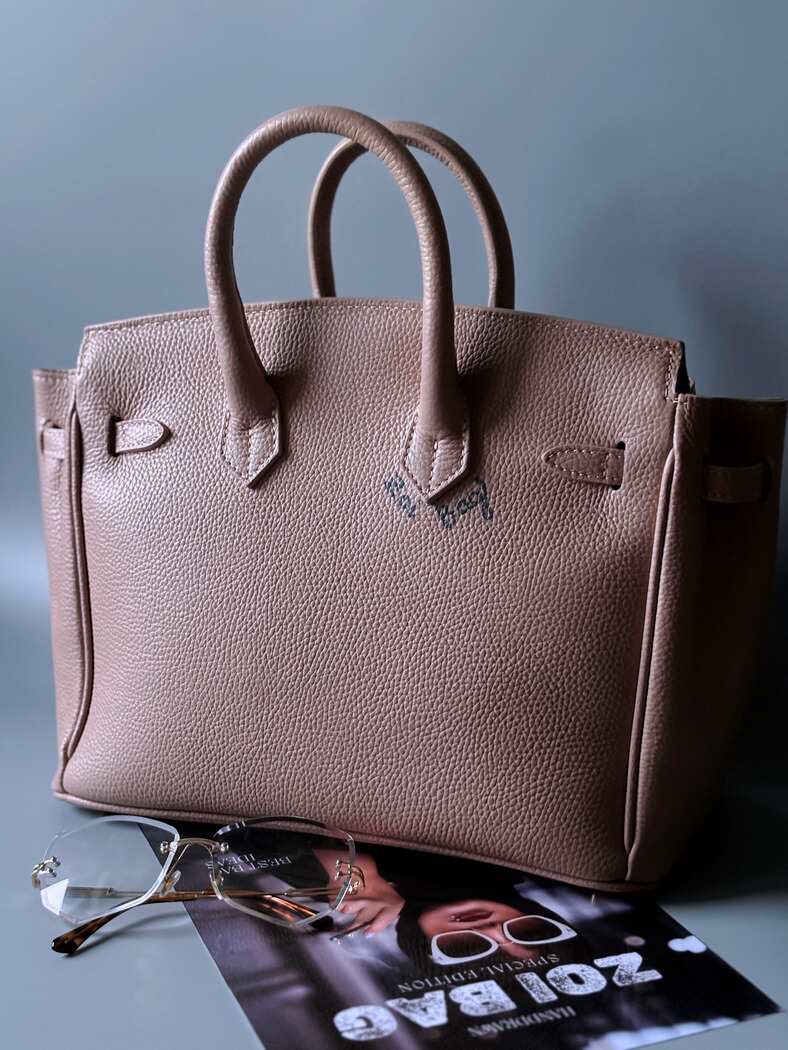 Růžová designová kožená kabelka Zoi Bag s ručně psaným nápisem a cákanci barvou. Zezadu.