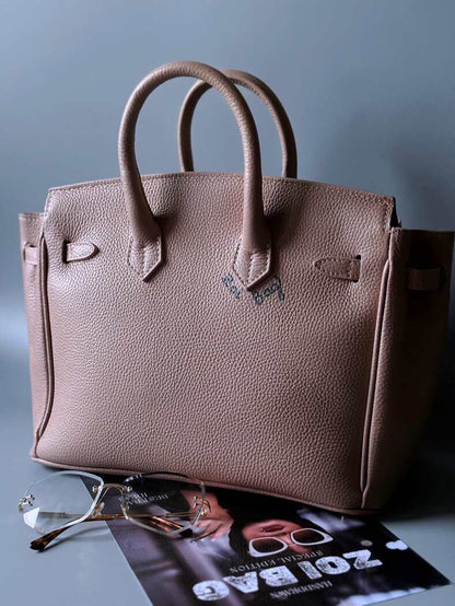 Růžová designová kožená kabelka Zoi Bag s ručně psaným nápisem a cákanci barvou. Zezadu.