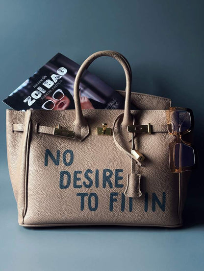 Velká béžovo-růžová kožená kabelka Zoi Bag s nápisem "No desire to fit in"