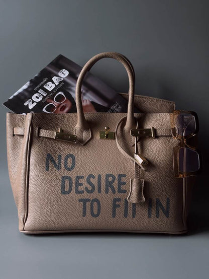 Art béžovo-růžová kožená kabelka Zoi Bag s nápisem "No desire to fit in"