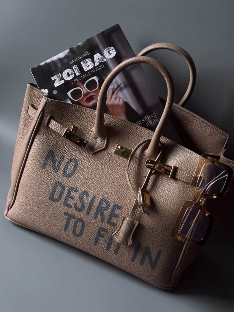 Originální béžovo-růžová kožená kabelka Zoi Bag s nápisem "No desire to fit in"