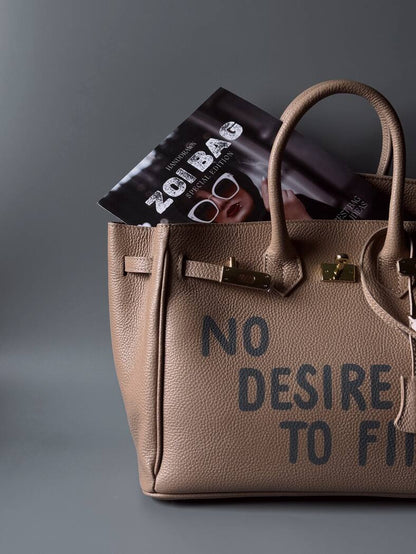 Designová béžovo-růžová kožená kabelka Zoi Bag s nápisem "No desire to fit in"