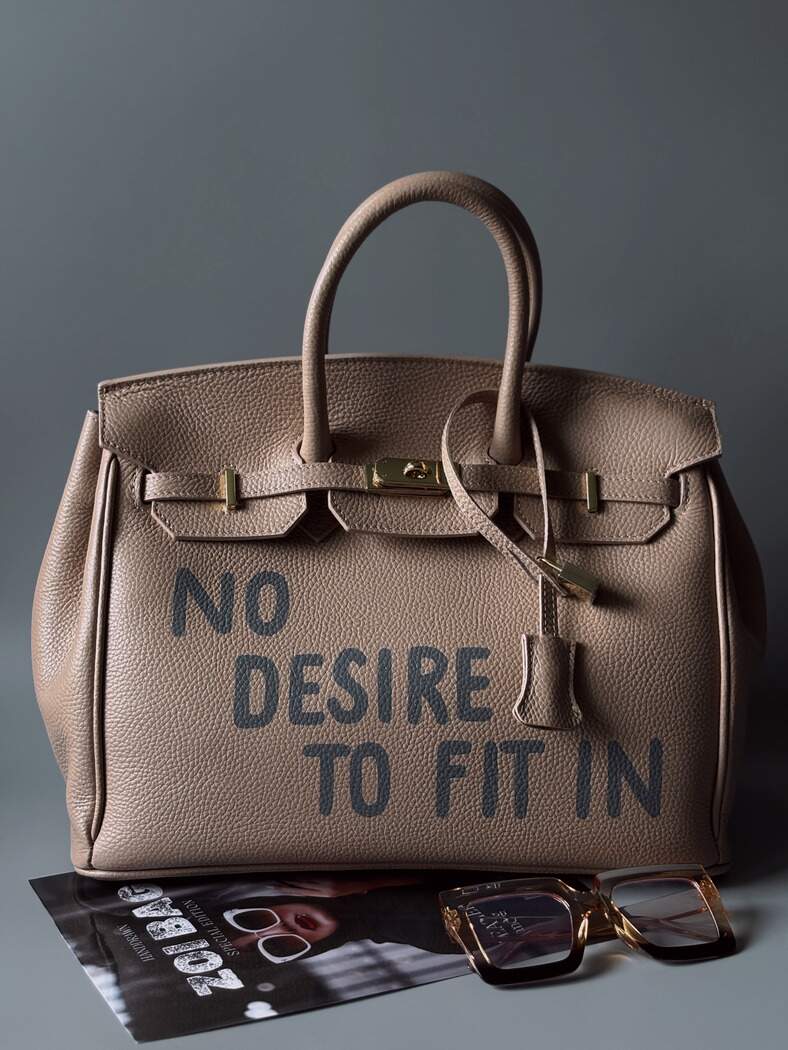 Béžovo-růžová kabelka Zoi Bag z kůže s nápisem "No desire to fit in"