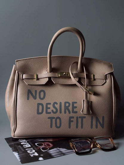 Béžovo-růžová kabelka Zoi Bag z kůže s nápisem "No desire to fit in"
