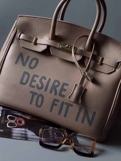 Béžovo-růžová kožená kabelka Zoi Bag s nápisem "No desire to fit in"