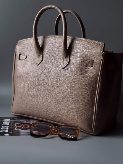 Art béžovo-růžová kožená kabelka Zoi Bag s nápisem "No desire to fit in" zezadu