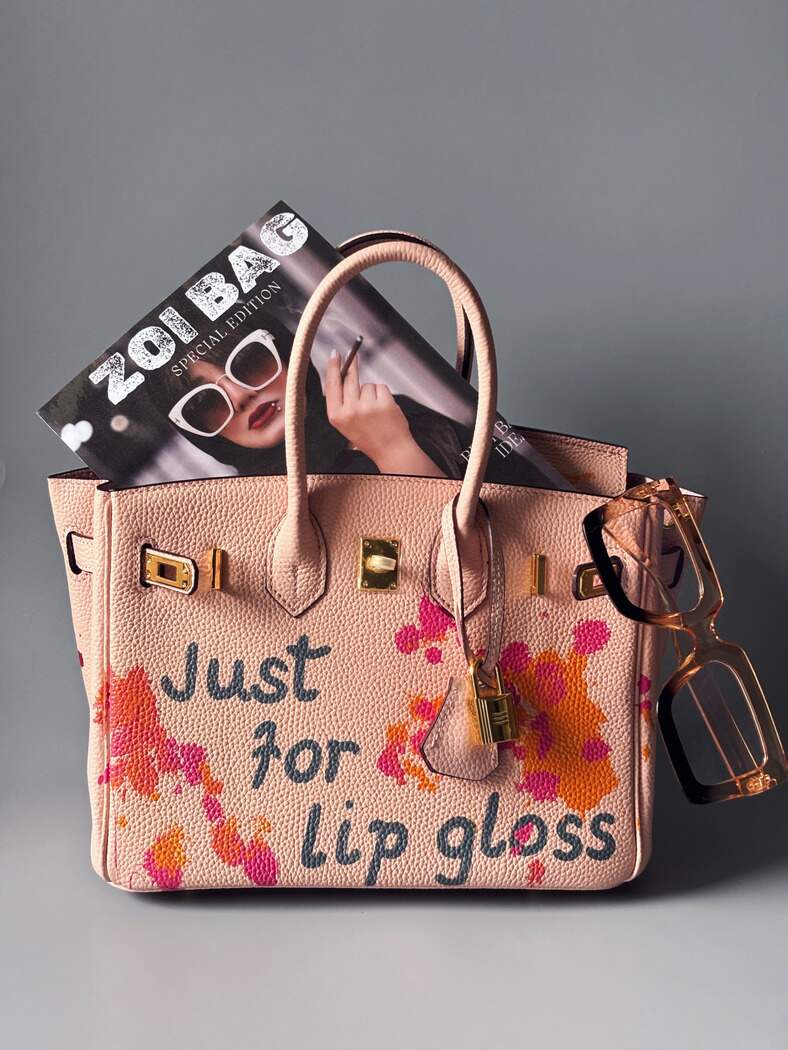 Designová růžová kožená kabelka Zoi Bag s nápisem "Just for lip gloss"