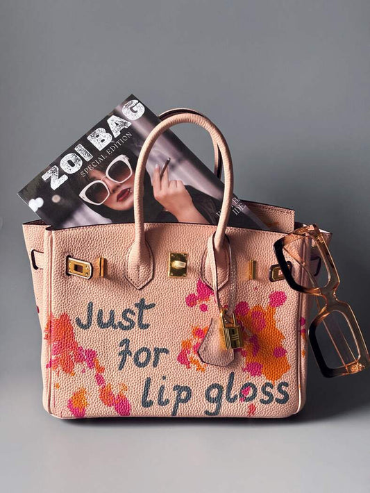 Designová růžová kožená kabelka Zoi Bag s nápisem "Just for lip gloss"