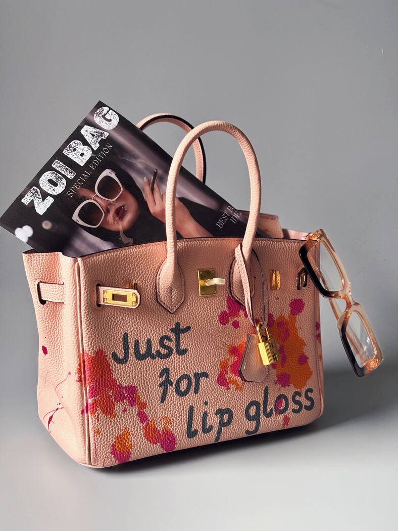 Kožená kabelka Zoi Bag v růžové barvě s nápisem "Can't be tamed"